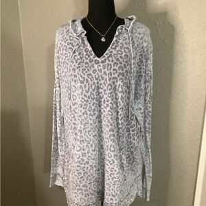 SILVERWEAR Oversized Sweatshirt with V-Neck‎ in leopard